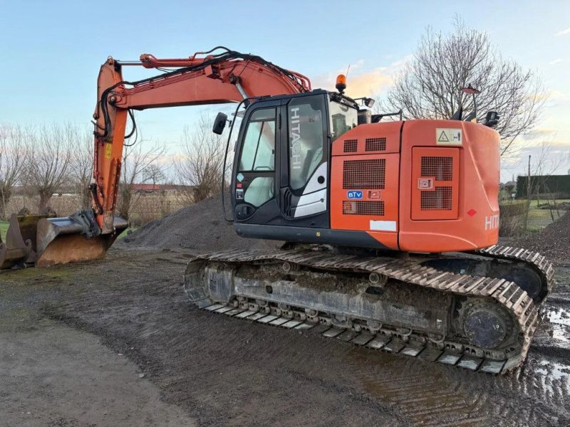 Kettenbagger van het type Hitachi ZX225USLC-5B, Gebrauchtmaschine in Wevelgem (Foto 1)