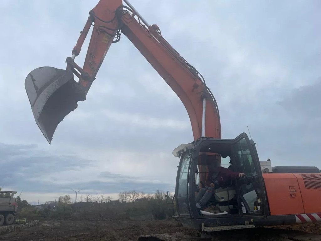 Kettenbagger of the type Hitachi ZX250LC-5B, Gebrauchtmaschine in Wevelgem (Picture 4)