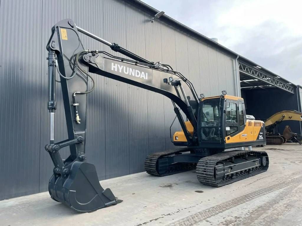 Kettenbagger of the type Hyundai R215L, Neumaschine in Venlo (Picture 1)