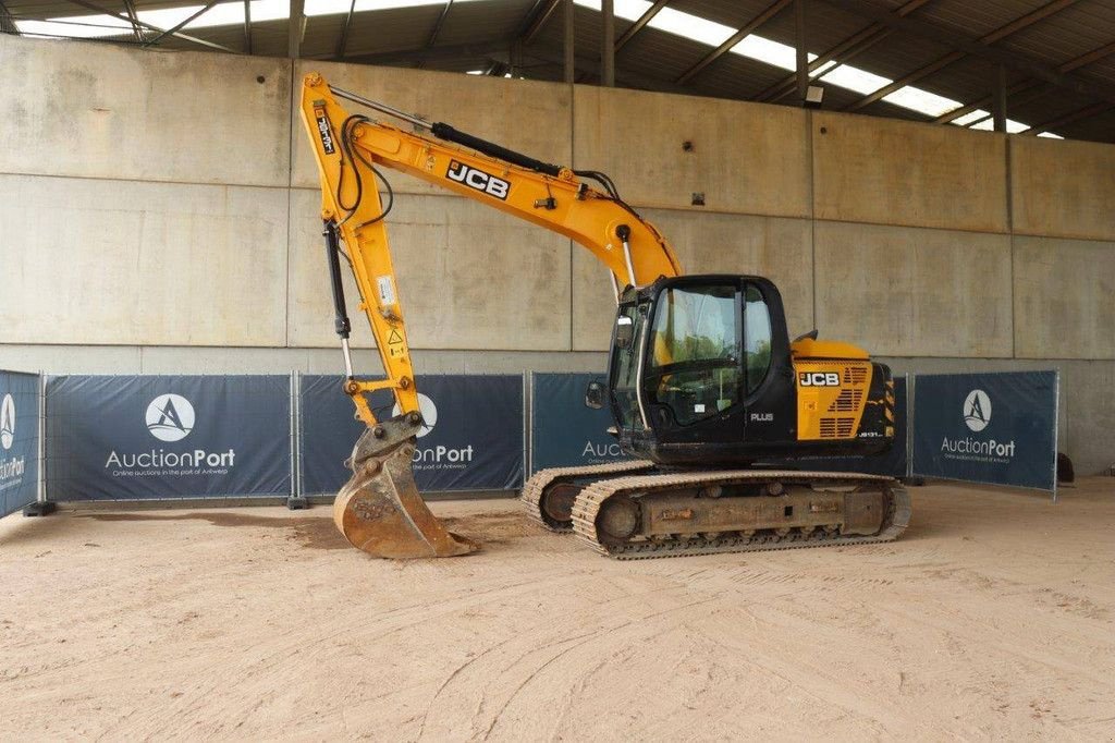 Kettenbagger des Typs JCB JS131 LC+, Gebrauchtmaschine in Antwerpen (Bild 1)