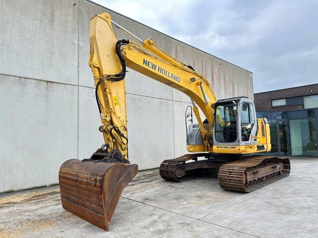 Kettenbagger du type New Holland Kobelco E235BSR-2, Gebrauchtmaschine en Antwerpen (Photo 1)