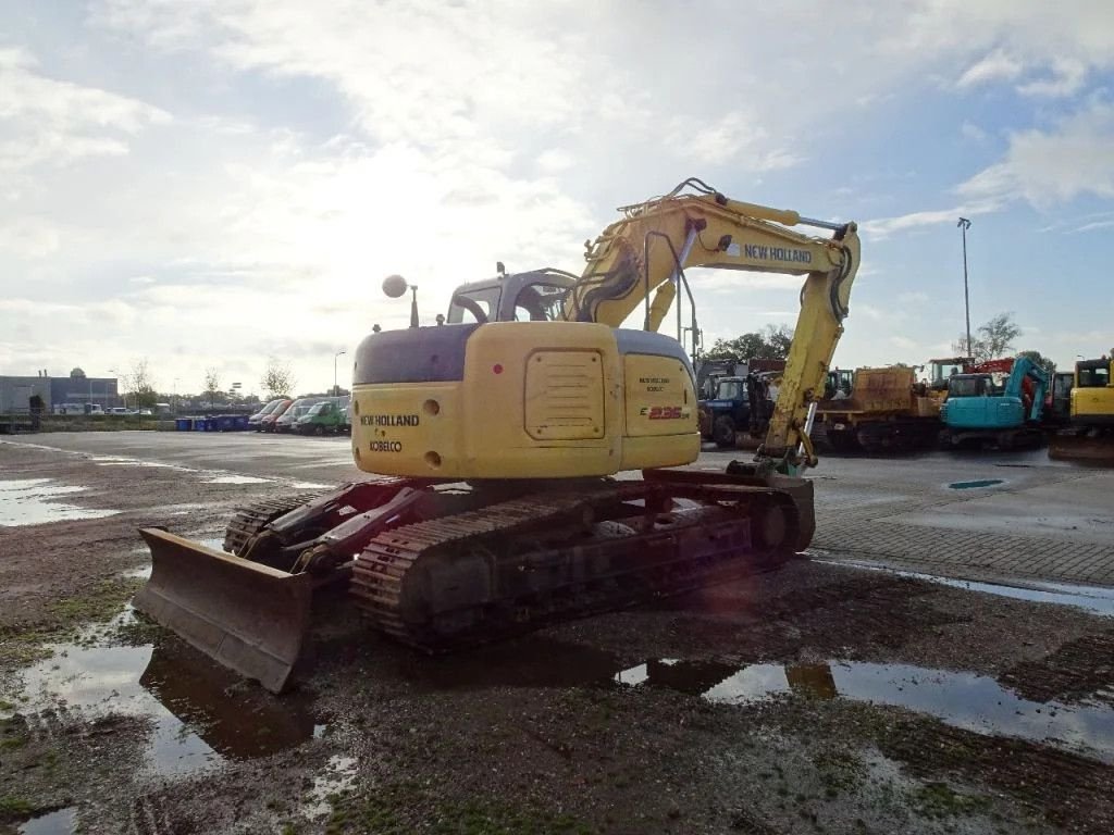 Kettenbagger van het type New Holland Kobelco E235SR-1ES, Gebrauchtmaschine in Zutphen (Foto 3)