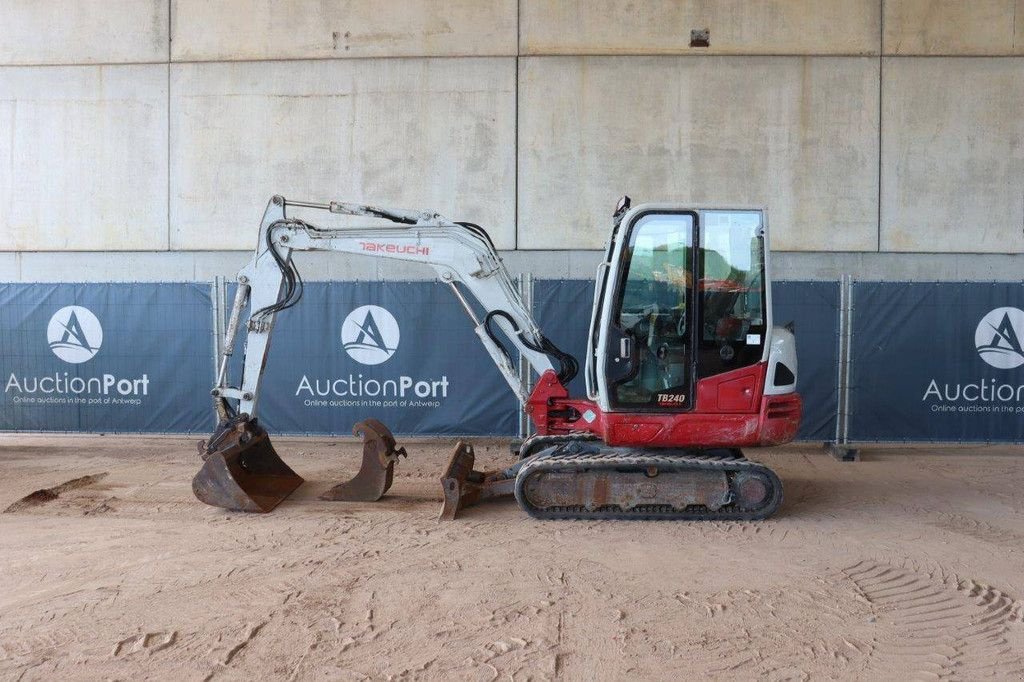 Kettenbagger of the type Takeuchi TB240, Gebrauchtmaschine in Antwerpen (Picture 2)