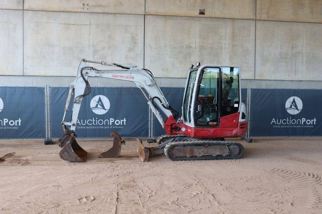 Kettenbagger des Typs Takeuchi TB240, Gebrauchtmaschine in Antwerpen (Bild 1)