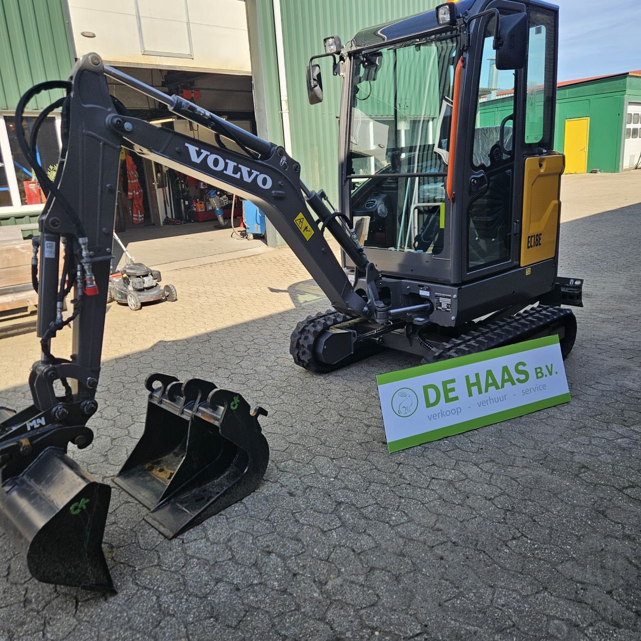 Kettenbagger des Typs Volvo EC18E, Neumaschine in EDE (Bild 1)