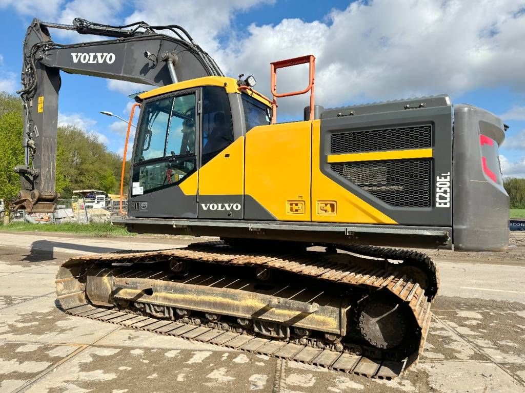 Kettenbagger of the type Volvo EC250EL - Hamer Lines / Quick Coupler, Gebrauchtmaschine in Veldhoven (Picture 3)