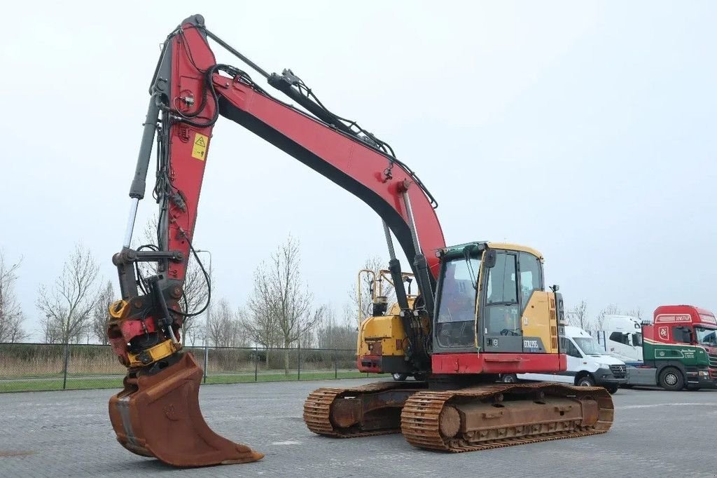 Kettenbagger van het type Volvo ECR 235 EL ROTOTILT BUCKET AIRCO, Gebrauchtmaschine in Marknesse (Foto 2)