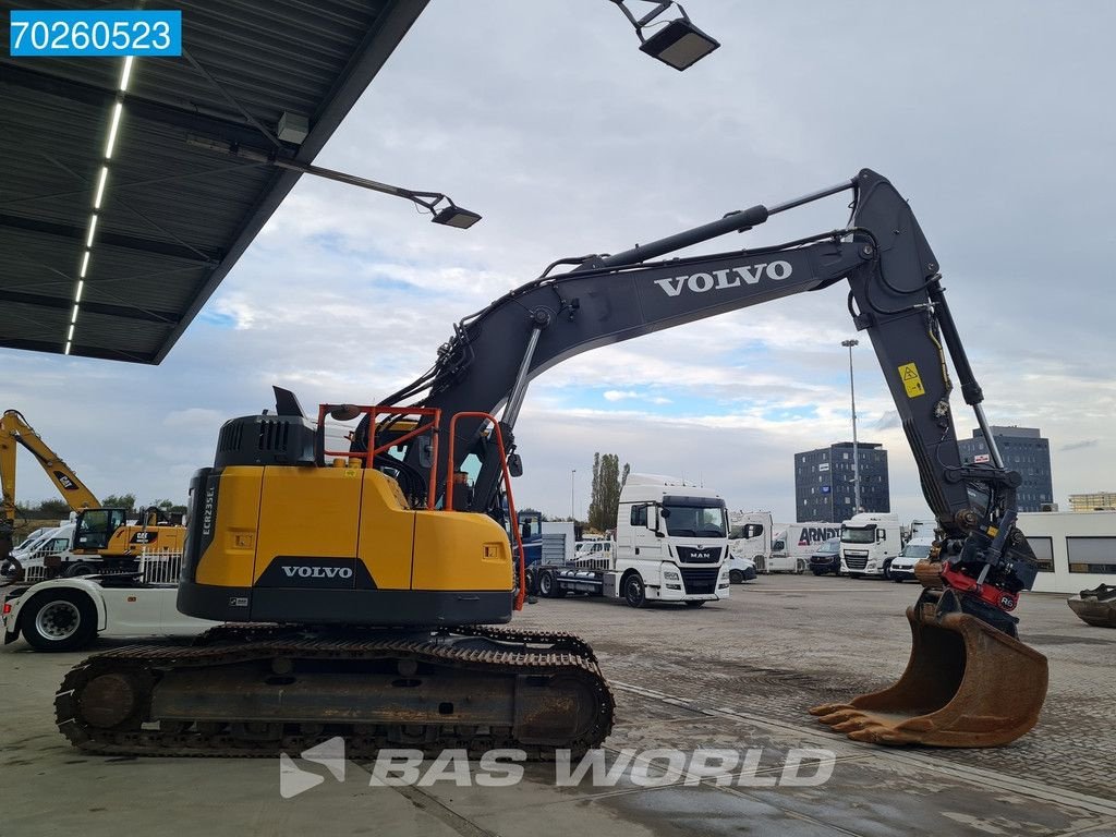 Kettenbagger typu Volvo ECR235 E L ROTO TILT- 2X BUCKETS, Gebrauchtmaschine w Veghel (Zdjęcie 8)