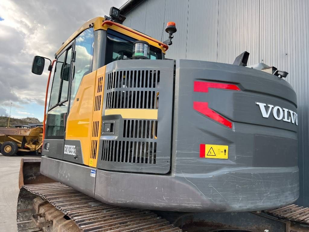 Kettenbagger of the type Volvo ECR235E L, Gebrauchtmaschine in Venlo (Picture 7)