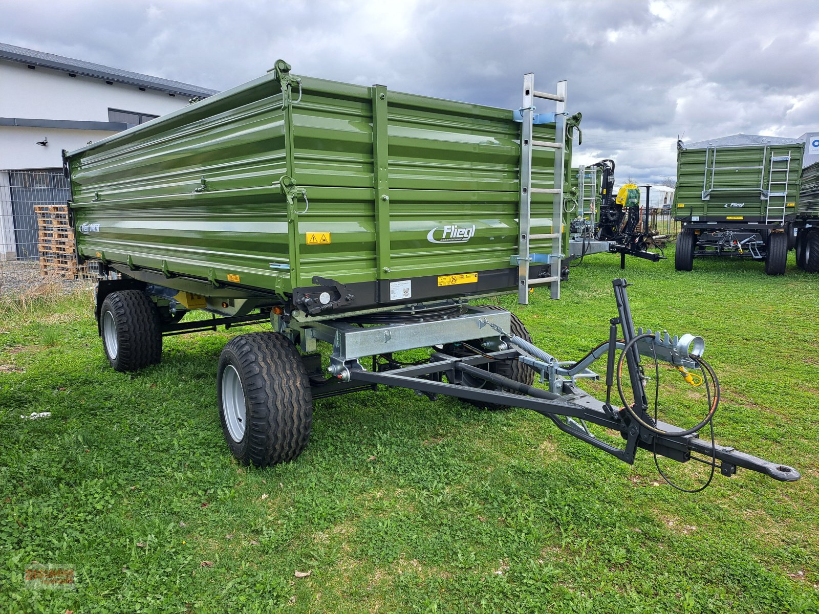 Kipper van het type Fliegl DK 80, Neumaschine in Rottenburg a.d. Laaber (Foto 1)