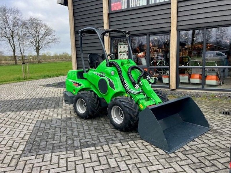 Knickgelenkte Baggerlader van het type Avant 640i, Neumaschine in Lunteren (Foto 2)