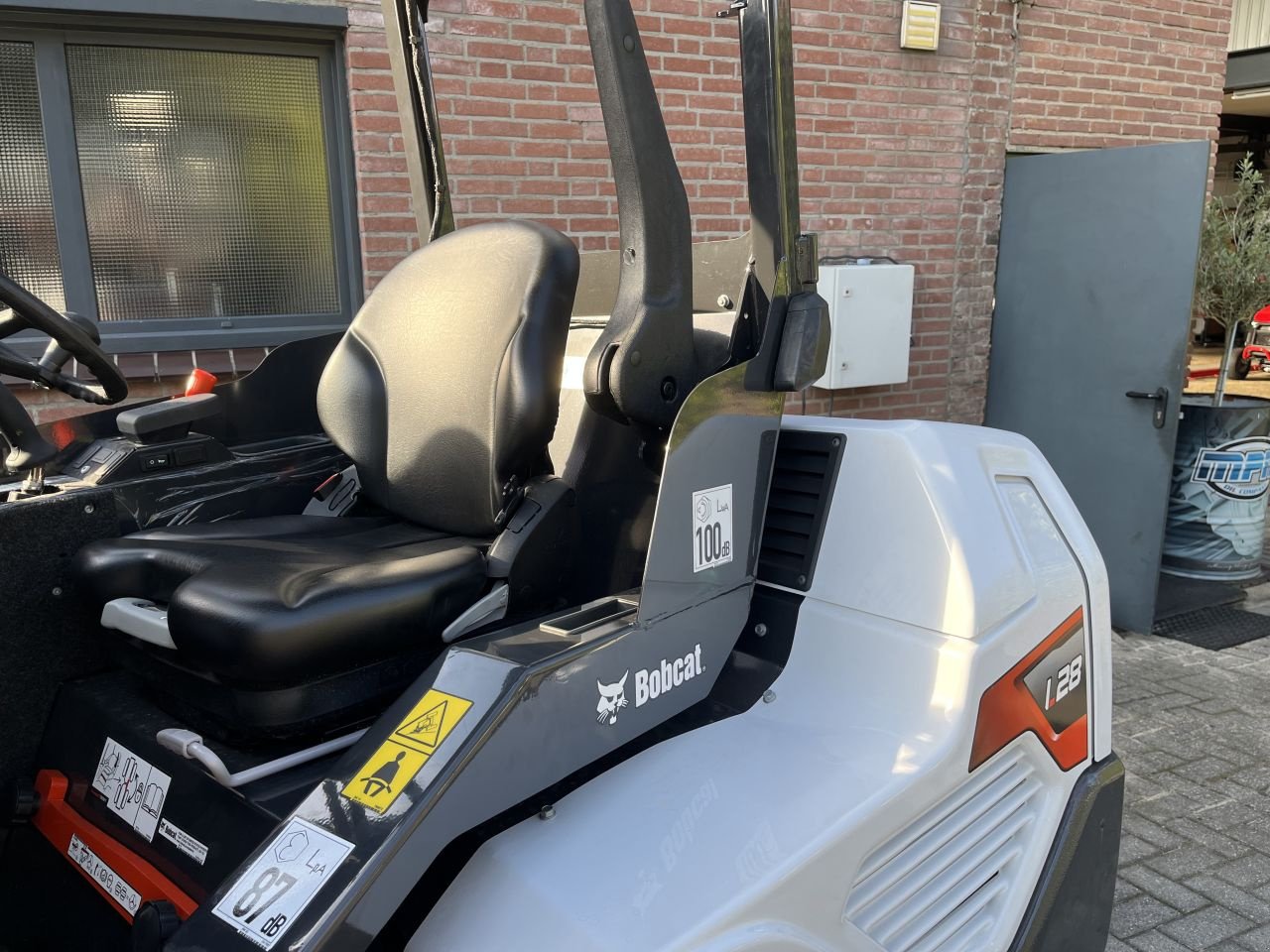 Knickgelenkte Baggerlader van het type Bobcat L28, Neumaschine in Nuth (Foto 10)