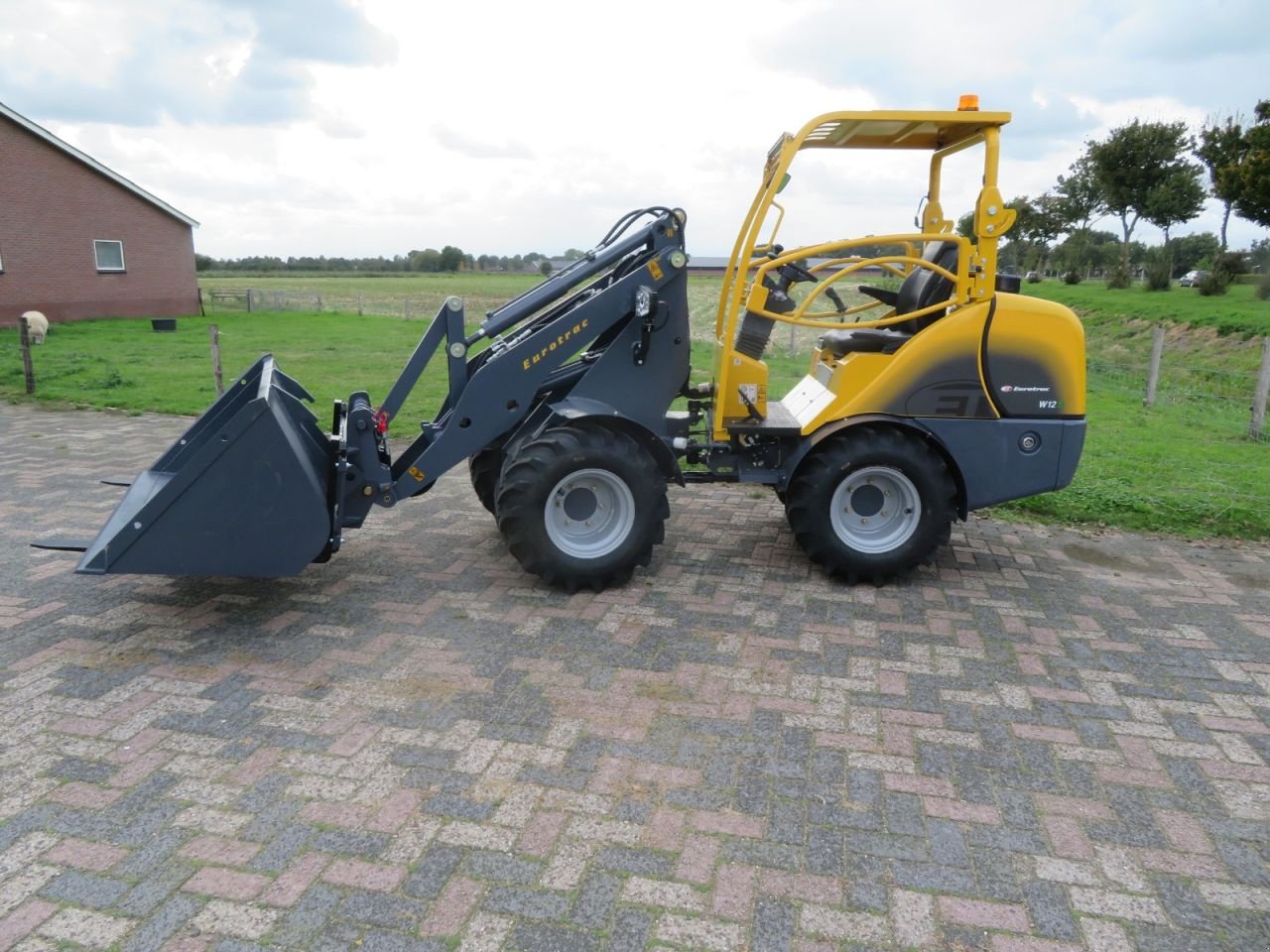 Knickgelenkte Baggerlader of the type Eurotrac W12-F, Gebrauchtmaschine in Barneveld (Picture 1)