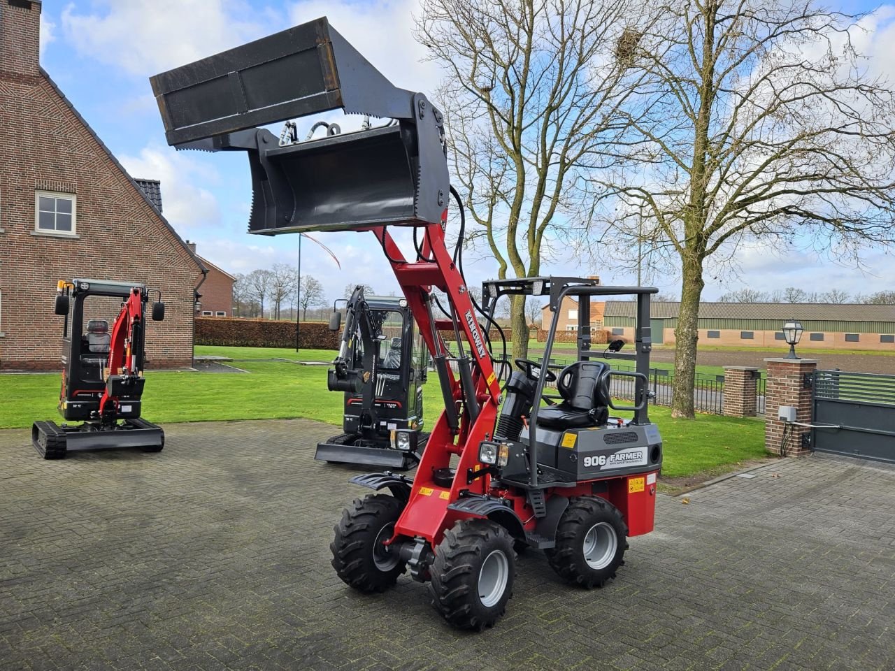 Knickgelenkte Baggerlader van het type Farmer 906, Neumaschine in Hollandscheveld (Foto 1)