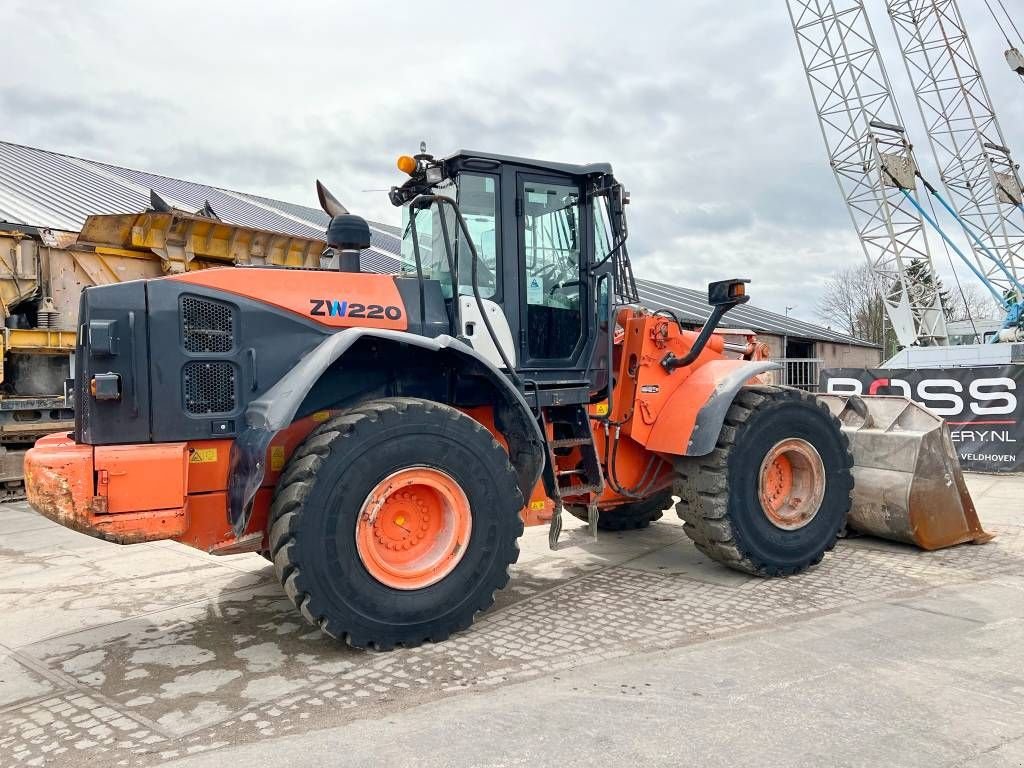 Knickgelenkte Baggerlader typu Hitachi ZW220-5B - Excellent Condition / CE Certified, Gebrauchtmaschine v Veldhoven (Obrázok 5)