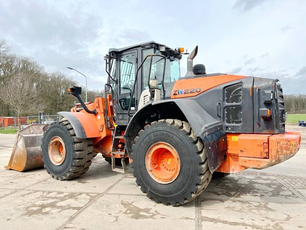 Knickgelenkte Baggerlader van het type Hitachi ZW220-5B - Excellent Condition / CE Certified, Gebrauchtmaschine in Veldhoven (Foto 3)