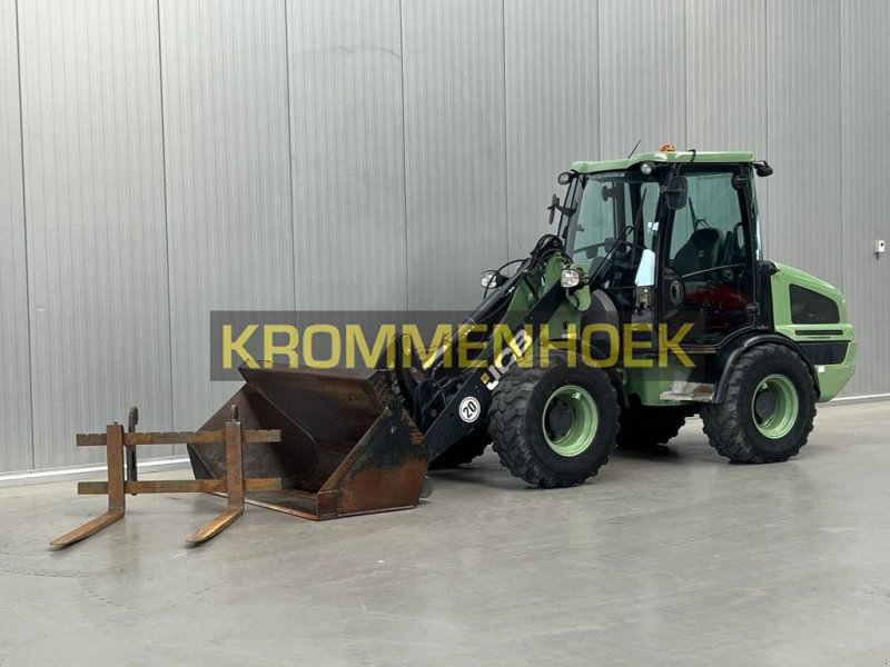 Knickgelenkte Baggerlader des Typs JCB 407 T4, Gebrauchtmaschine in Apeldoorn (Bild 1)