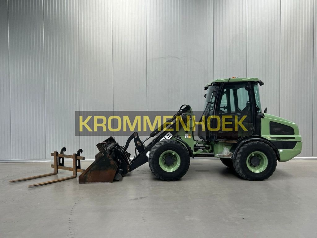 Knickgelenkte Baggerlader des Typs JCB 407 T4, Gebrauchtmaschine in Apeldoorn (Bild 2)