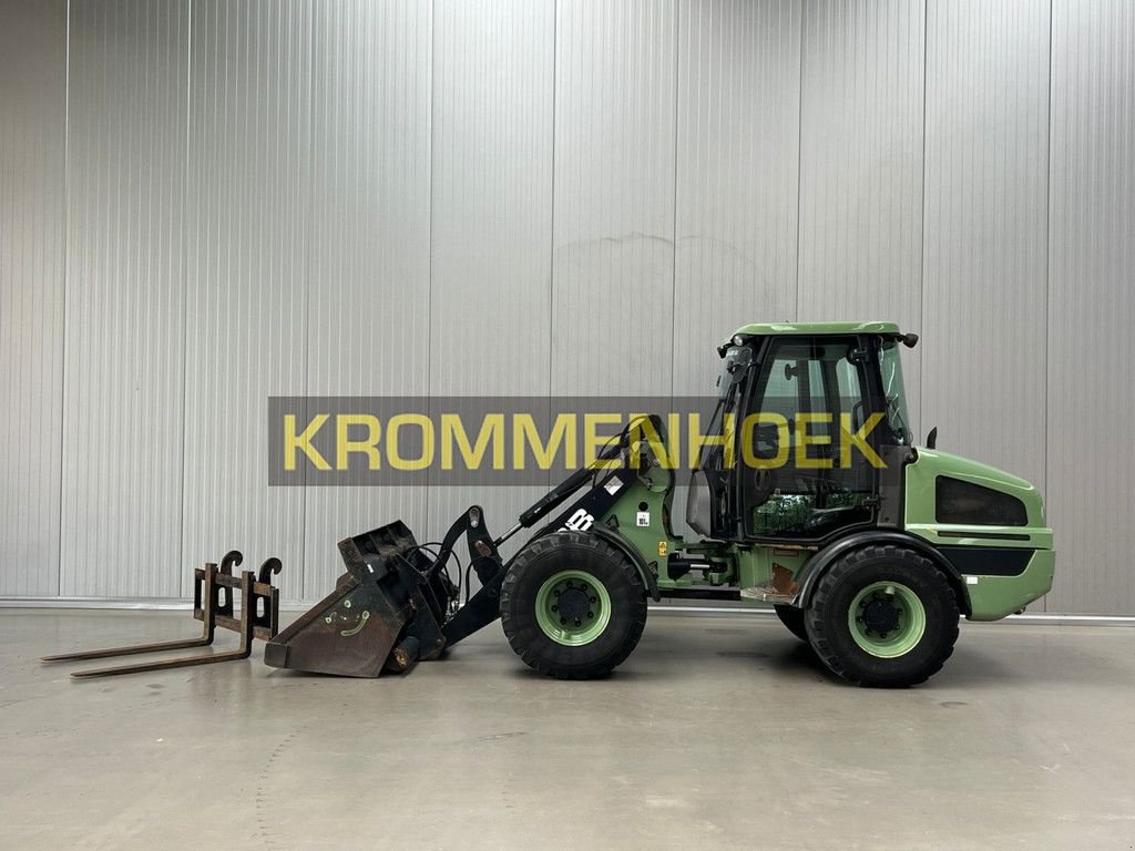 Knickgelenkte Baggerlader от тип JCB 407 T4, Gebrauchtmaschine в Apeldoorn (Снимка 2)