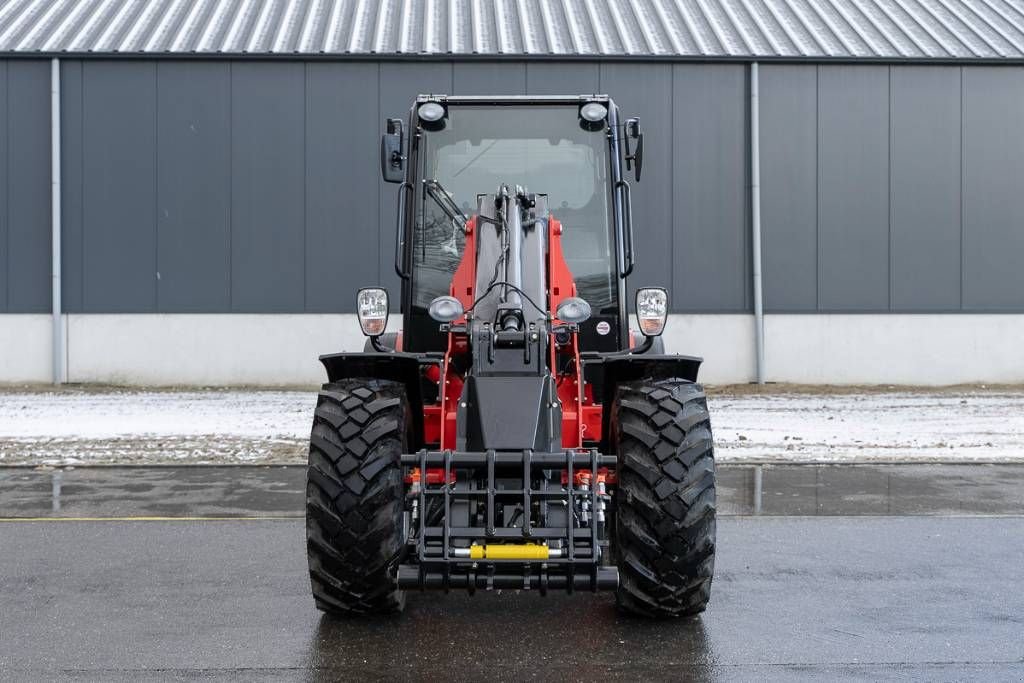 Knickgelenkte Baggerlader of the type Manitou MLA-T 516-75 H, Neumaschine in Moerbeke (Picture 2)