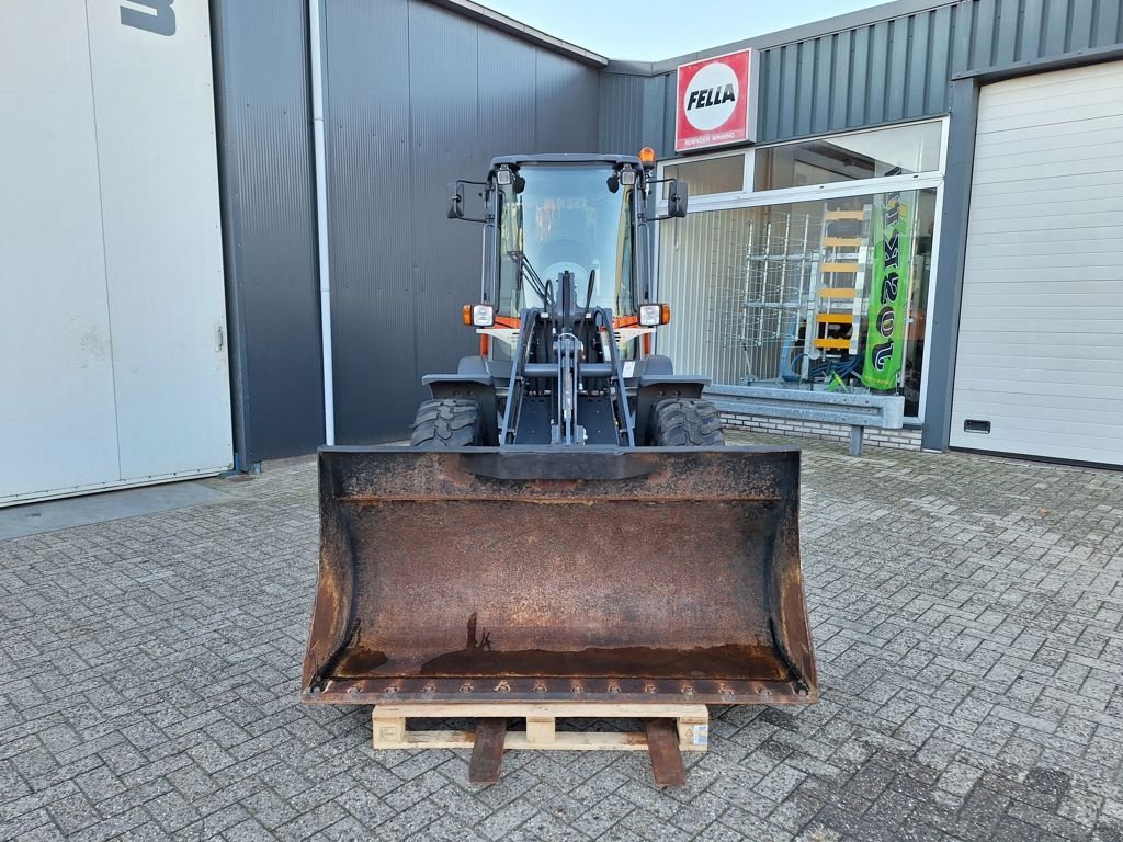 Knickgelenkte Baggerlader des Typs Schaeff TL 80 T4F, Gebrauchtmaschine in MARIENHEEM (Bild 2)