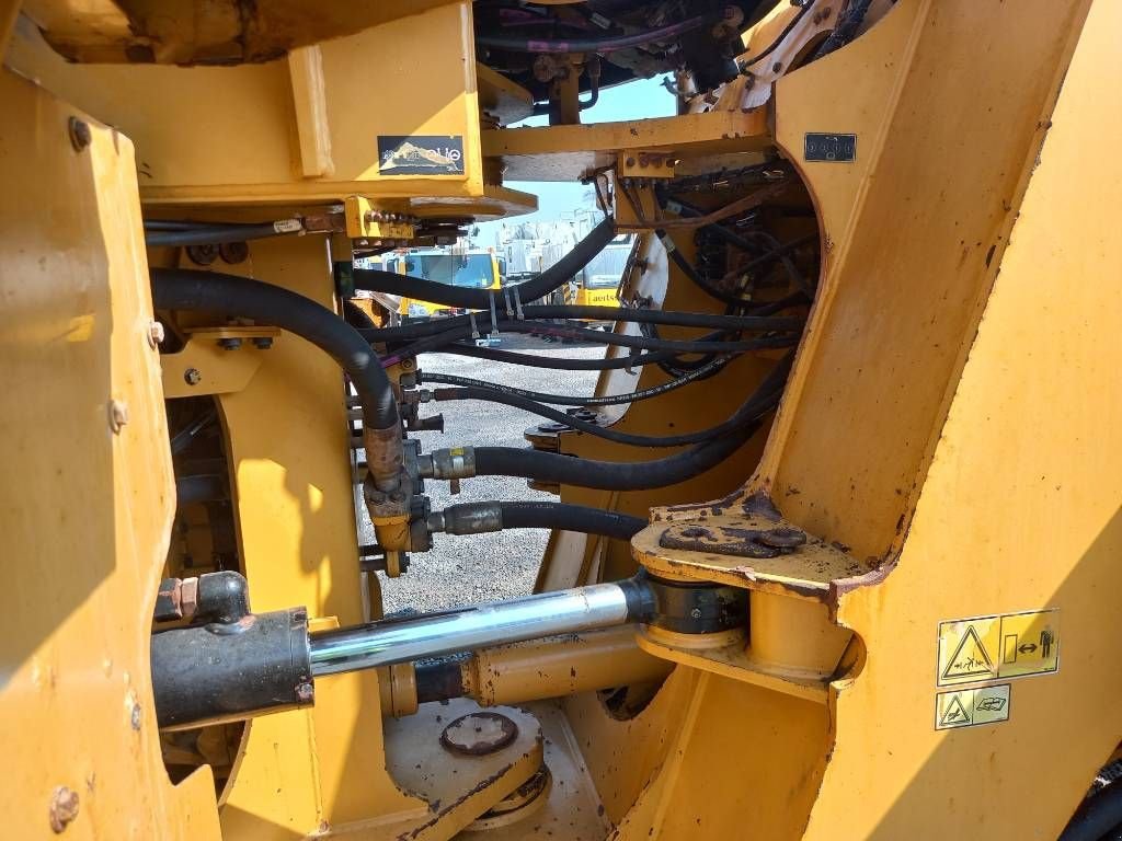 Knickgelenkte Baggerlader des Typs Sonstige Cat 980L (Abu Dhabi) (comes with 2 buckets and 1 fork), Gebrauchtmaschine in Stabroek (Bild 9)