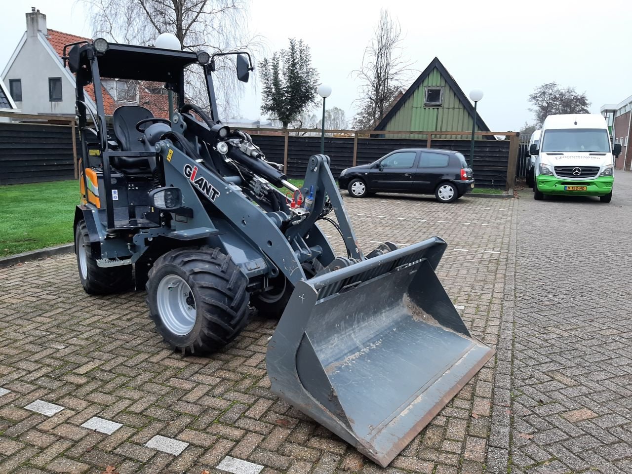 Knickgelenkte Baggerlader des Typs Sonstige Giant G2700E, Gebrauchtmaschine in Hardegarijp (Bild 2)