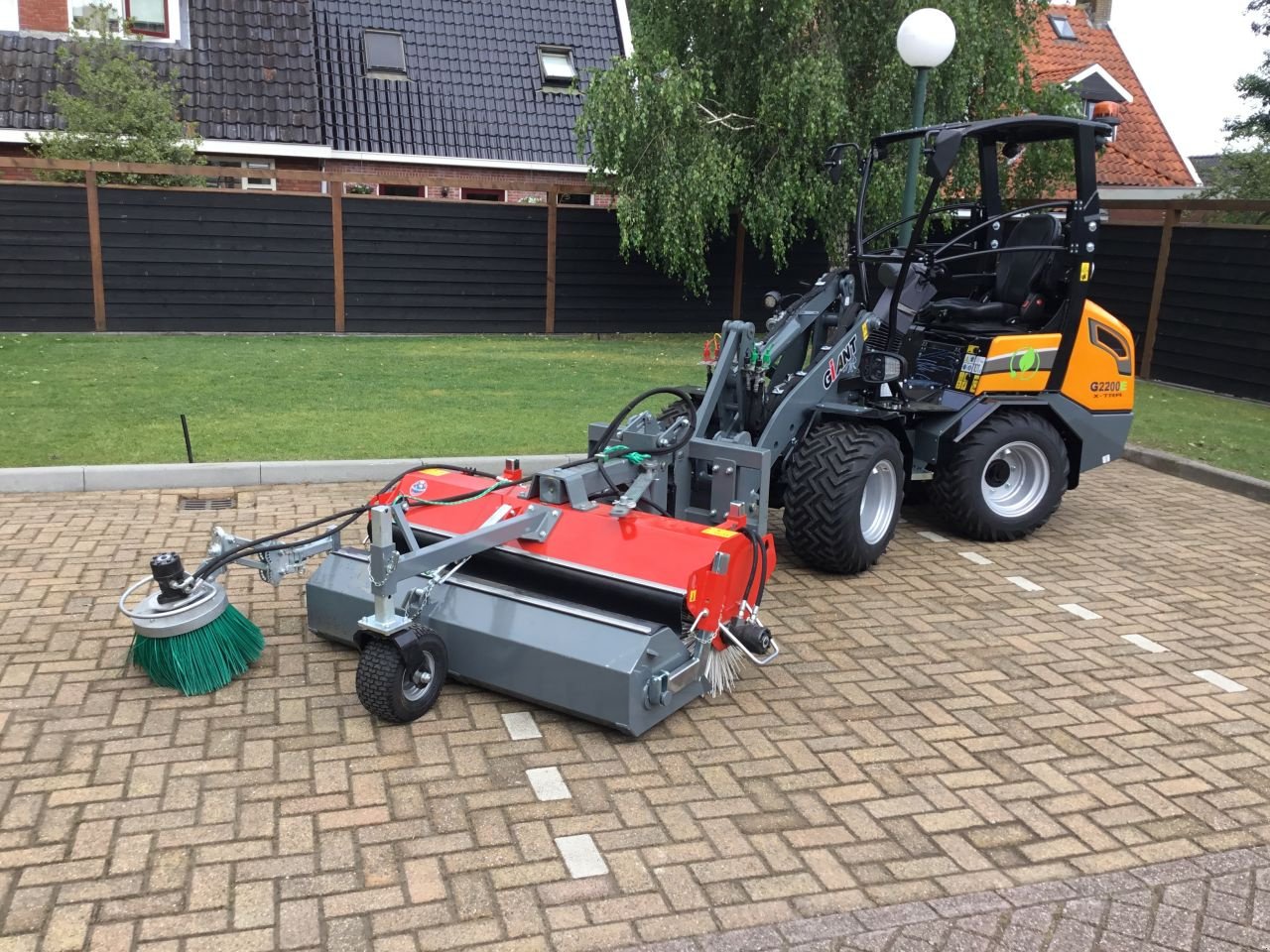 Knickgelenkte Baggerlader van het type Sonstige Giant Veegborstel, Neumaschine in Hardegarijp (Foto 2)