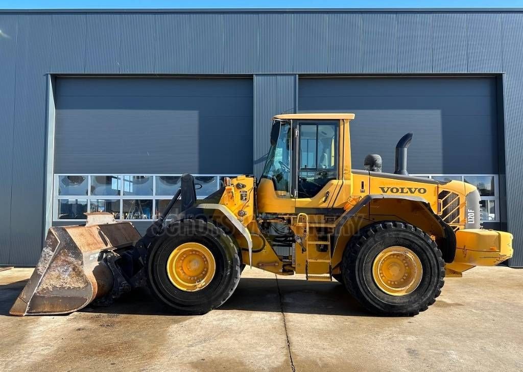 Knickgelenkte Baggerlader of the type Volvo L 120 F, Gebrauchtmaschine in Wommels (Picture 1)