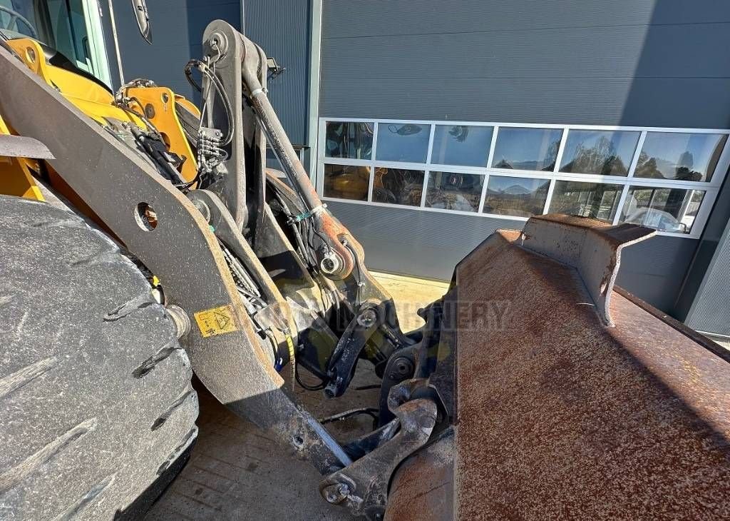 Knickgelenkte Baggerlader of the type Volvo L 120 F, Gebrauchtmaschine in Wommels (Picture 5)