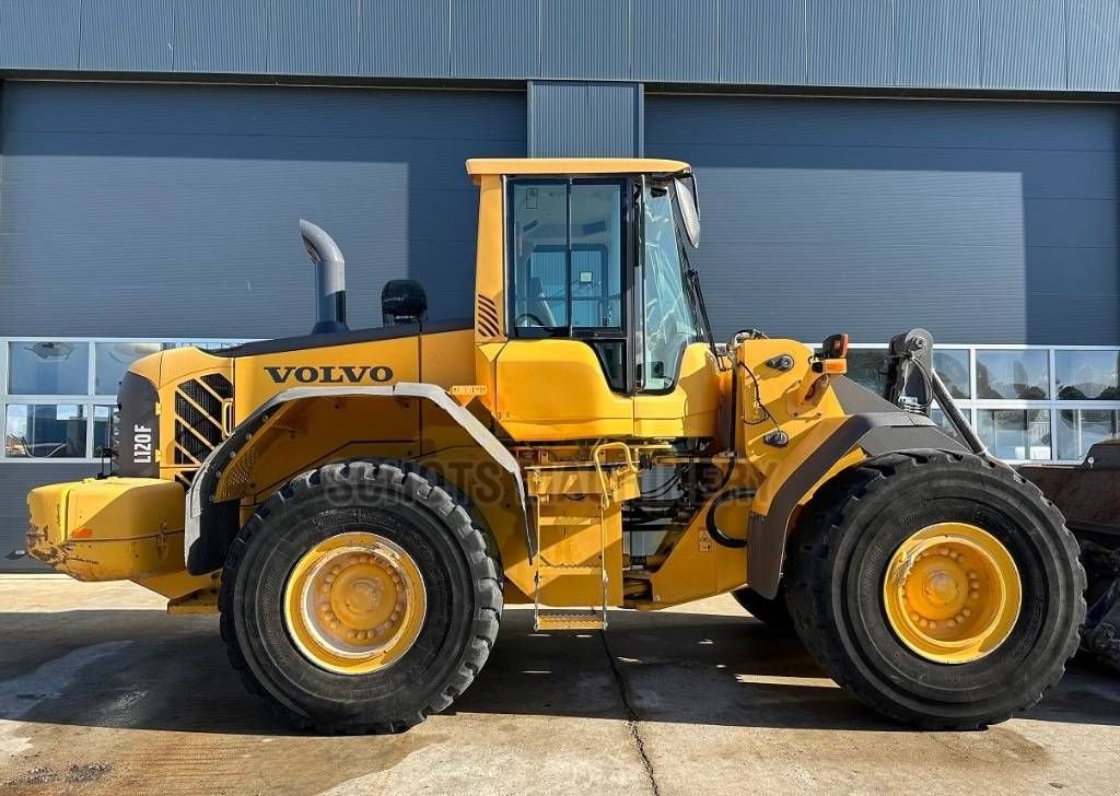 Knickgelenkte Baggerlader of the type Volvo L 120 F, Gebrauchtmaschine in Wommels (Picture 3)