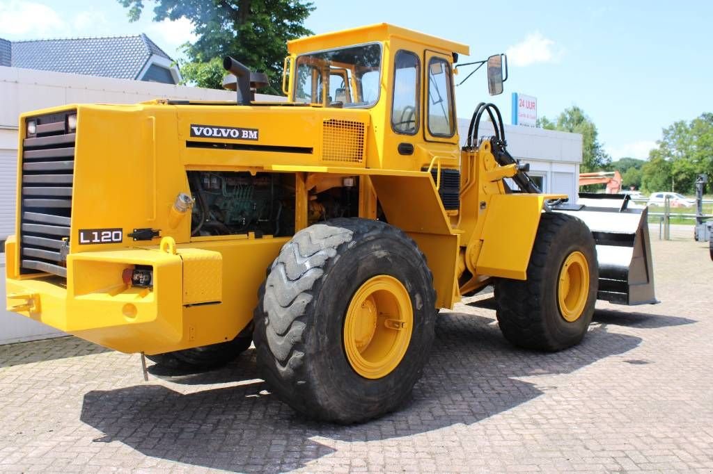 Knickgelenkte Baggerlader des Typs Volvo L 120, Gebrauchtmaschine in Rucphen (Bild 4)