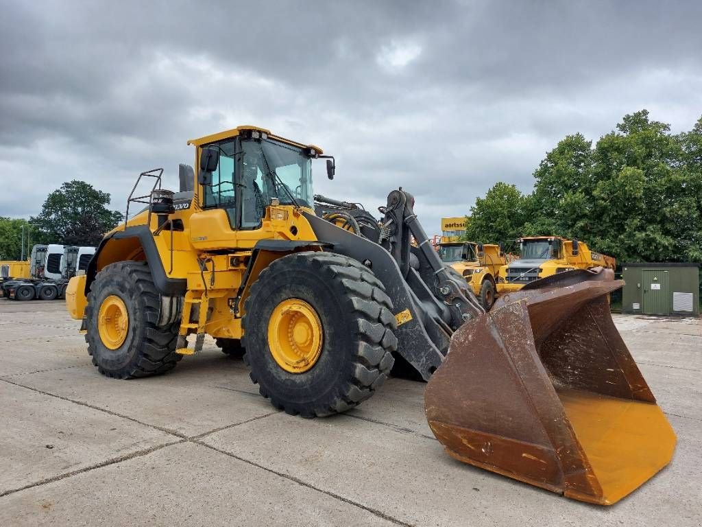 Knickgelenkte Baggerlader des Typs Volvo L 220 H, Gebrauchtmaschine in Stabroek (Bild 4)