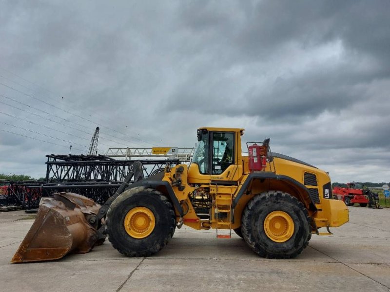 Knickgelenkte Baggerlader typu Volvo L 220 H, Gebrauchtmaschine v Stabroek (Obrázek 1)