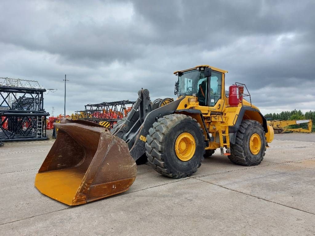 Knickgelenkte Baggerlader от тип Volvo L 220 H, Gebrauchtmaschine в Stabroek (Снимка 2)