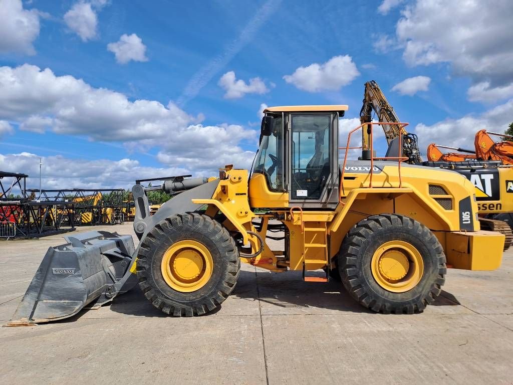 Knickgelenkte Baggerlader of the type Volvo L105, Gebrauchtmaschine in Stabroek (Picture 1)