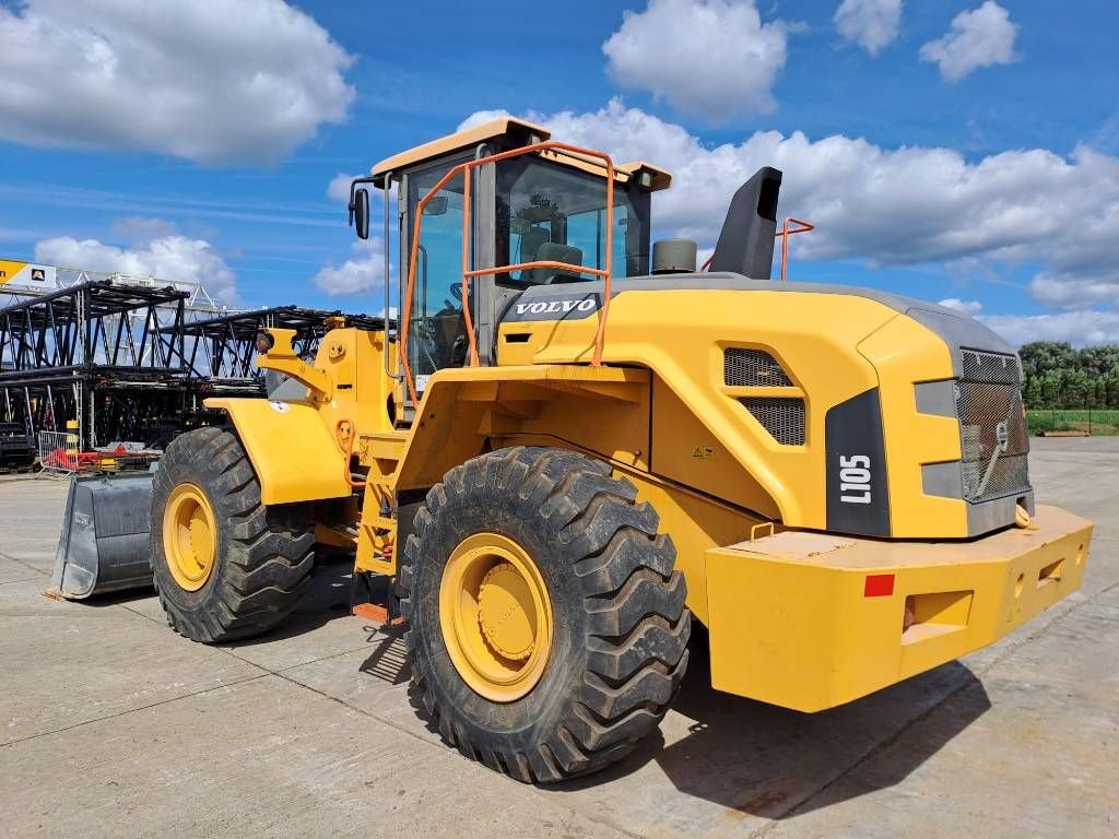 Knickgelenkte Baggerlader typu Volvo L105, Gebrauchtmaschine w Stabroek (Zdjęcie 2)