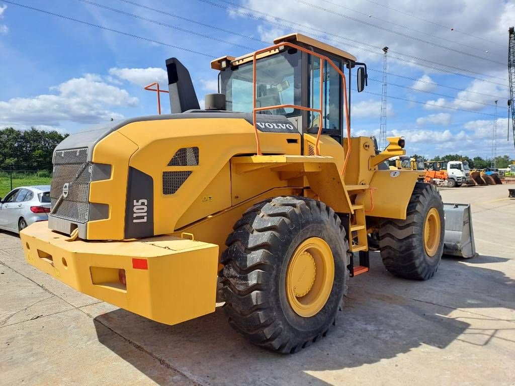 Knickgelenkte Baggerlader typu Volvo L105, Gebrauchtmaschine w Stabroek (Zdjęcie 4)