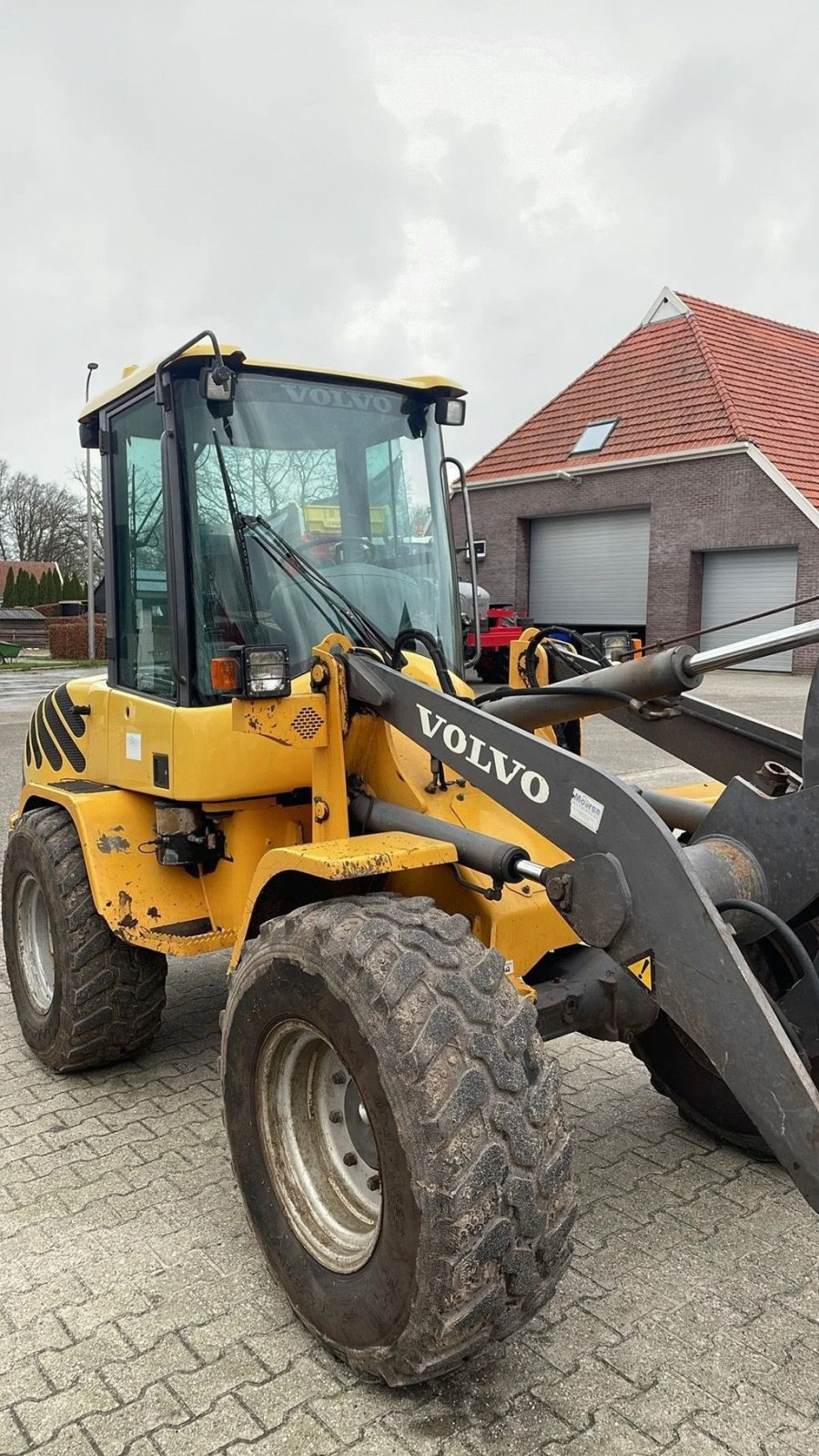 Knickgelenkte Baggerlader des Typs Volvo L30B, Gebrauchtmaschine in Vriezenveen (Bild 1)