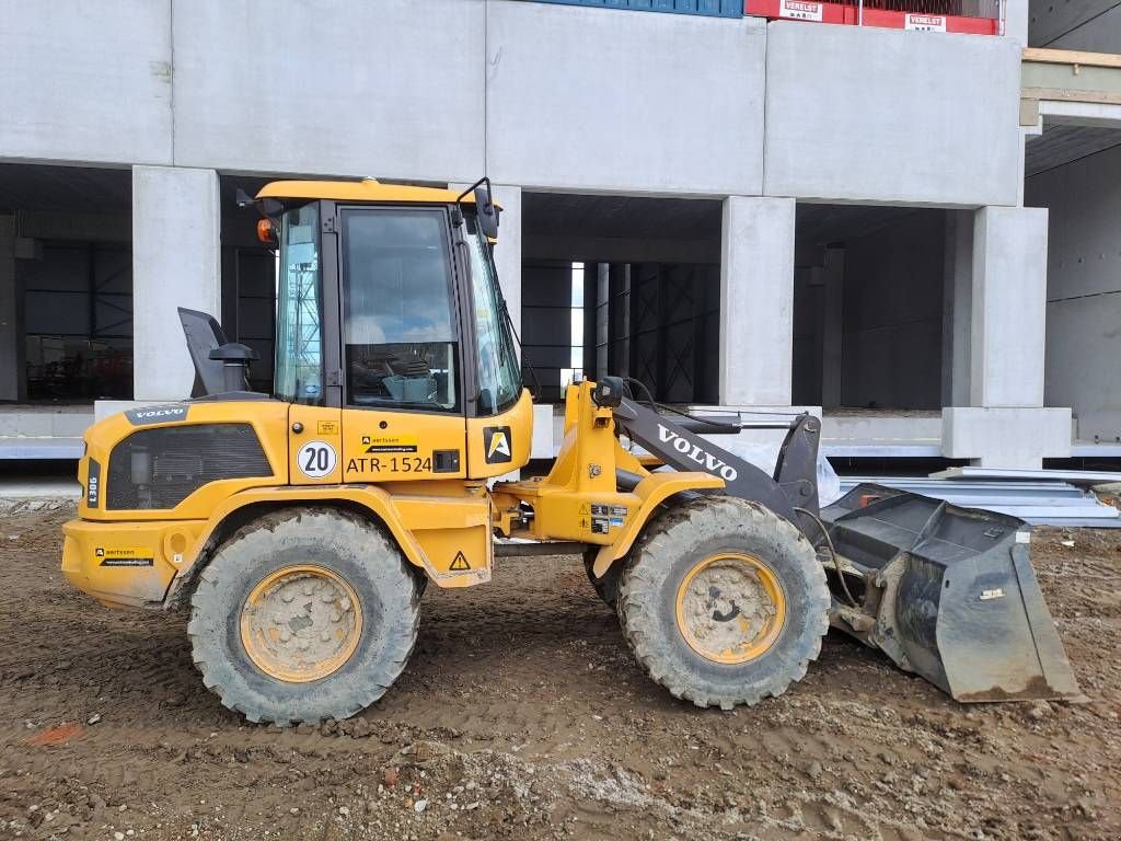 Knickgelenkte Baggerlader Türe ait Volvo L30G (Bucket + Forks), Gebrauchtmaschine içinde Stabroek (resim 5)