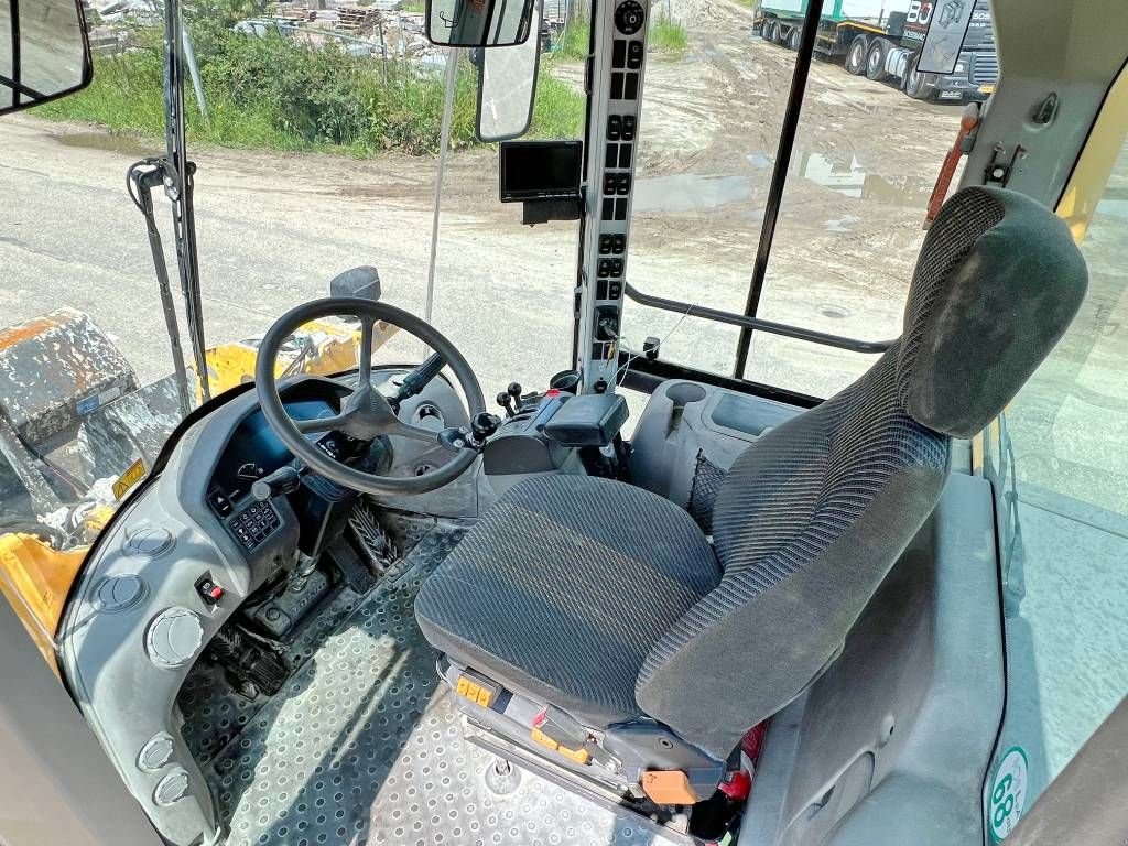 Knickgelenkte Baggerlader van het type Volvo L90F - Camera / Automatic Greasing, Gebrauchtmaschine in Veldhoven (Foto 8)