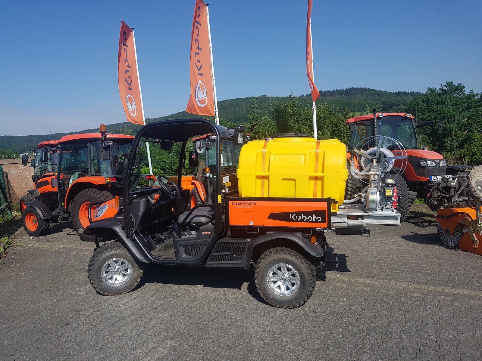 Kommunalfahrzeug от тип Kubota RTVX 1110 incl BWS 130 Bewässerung, Neumaschine в Olpe (Снимка 3)