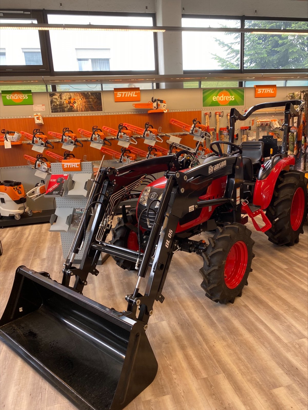 Kommunaltraktor del tipo Branson 2500HL, Neumaschine en Kißlegg (Imagen 1)