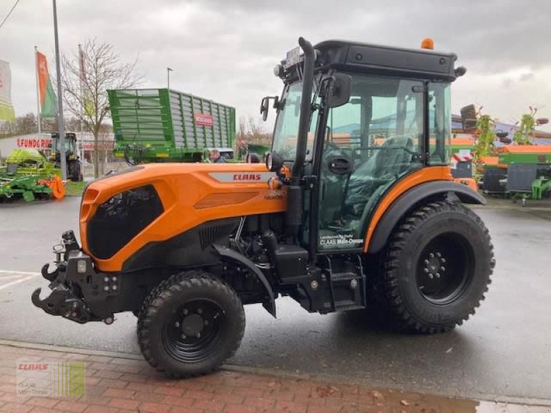 Kommunaltraktor van het type CLAAS NEXOS 240 S  ADVANCED, Vorführmaschine in Gollhofen (Foto 2)