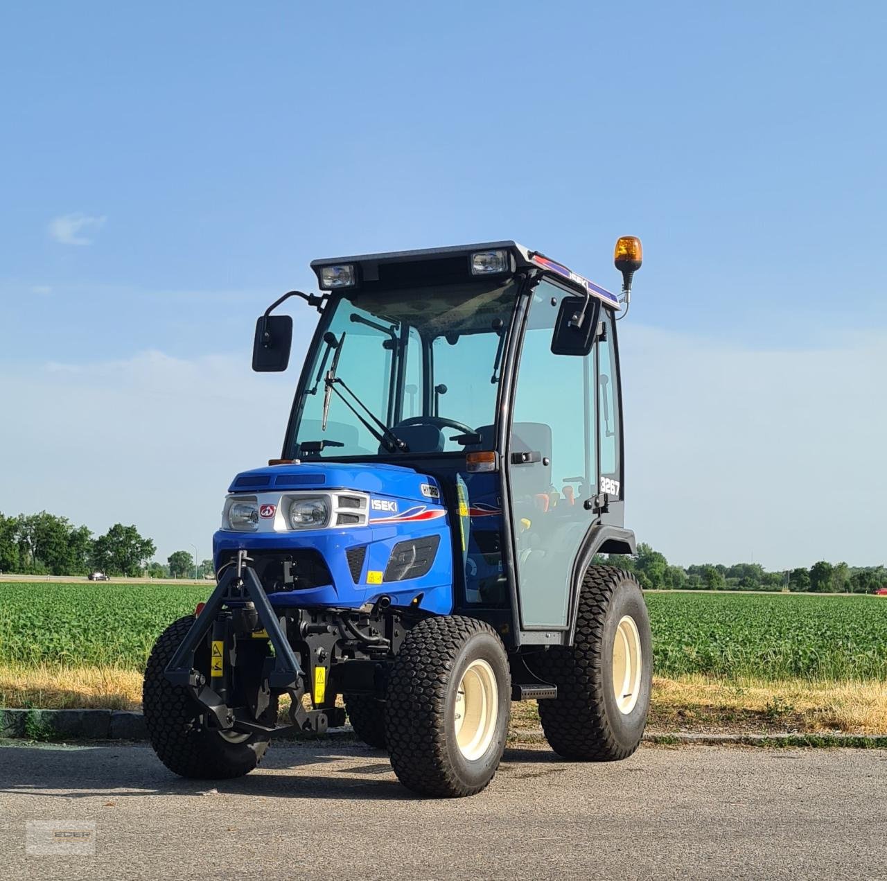 Kommunaltraktor du type Iseki TM 3267, Neumaschine en Kirchheim b. München (Photo 1)