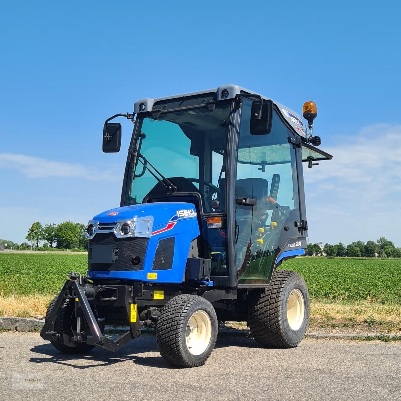 Kommunaltraktor of the type Iseki TXGS 24, Neumaschine in Kirchheim b. München (Picture 2)