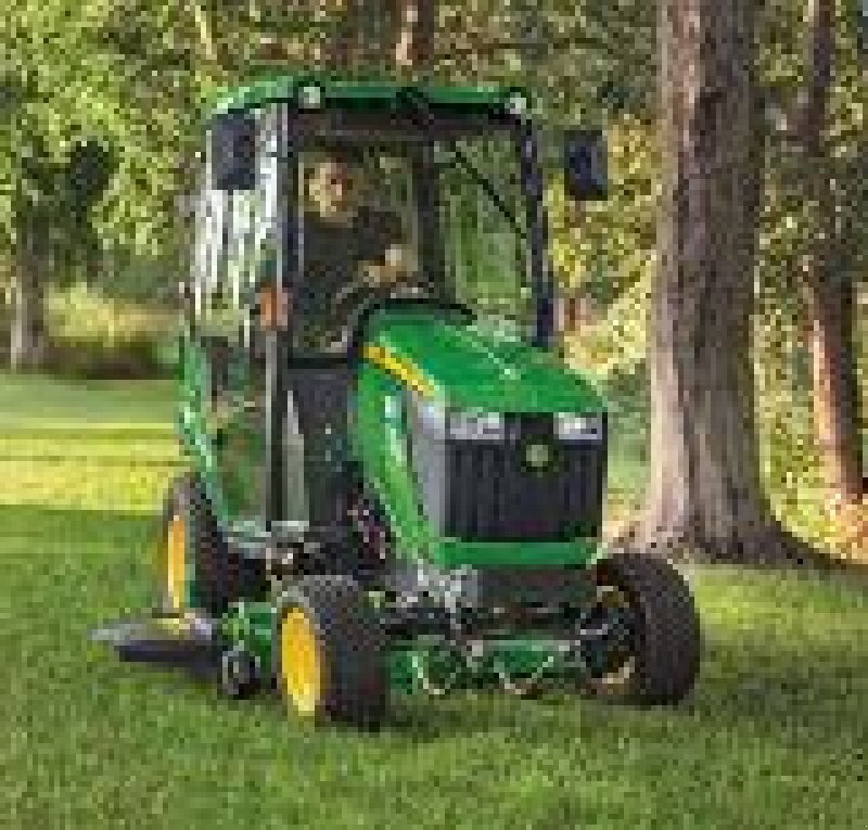 Kommunaltraktor of the type John Deere 1026R, Ausstellungsmaschine in Regensdorf (Picture 1)