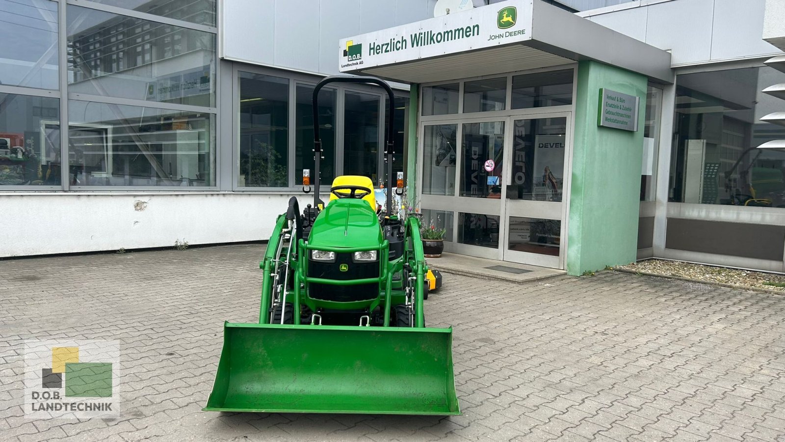 Kommunaltraktor van het type John Deere 1026R, Gebrauchtmaschine in Regensburg (Foto 3)