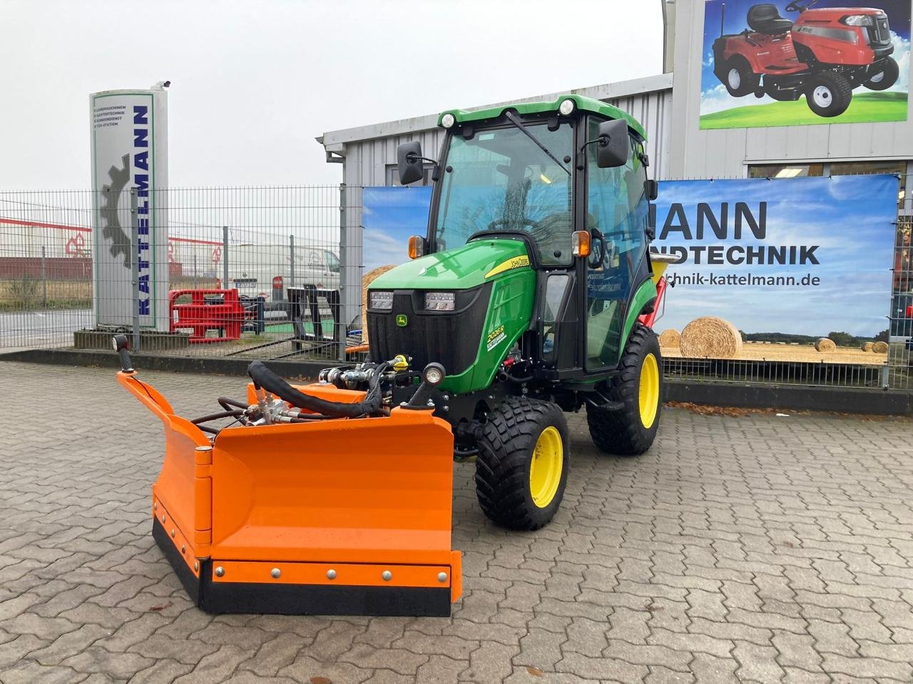 Kommunaltraktor типа John Deere 2026R (Neu) mit Schild und Streuer, Gebrauchtmaschine в Stuhr (Фотография 1)