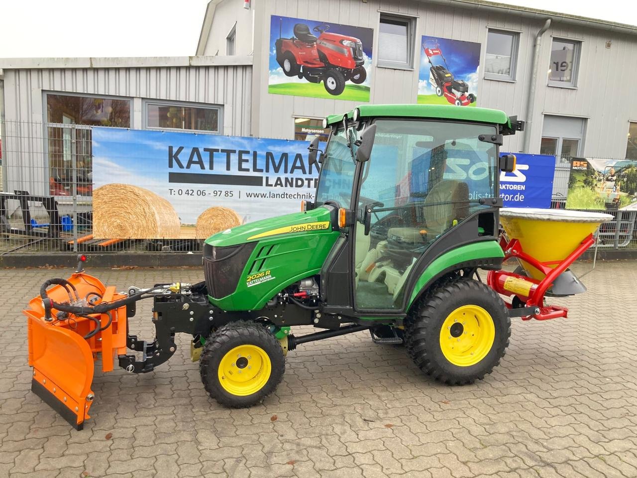 Kommunaltraktor типа John Deere 2026R (Neu) mit Schild und Streuer, Gebrauchtmaschine в Stuhr (Фотография 3)